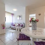 Strawberry Apartment *
